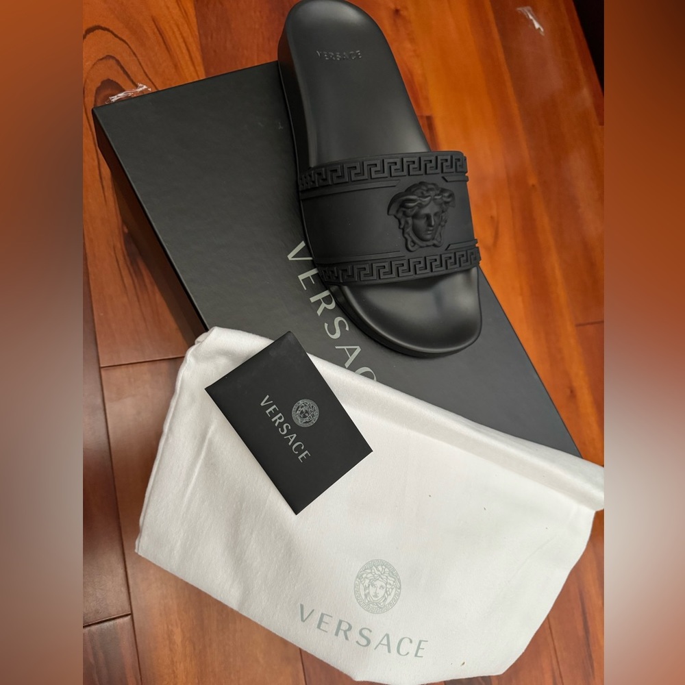 BNWT Versace Le Medusa Matte Black Slides!